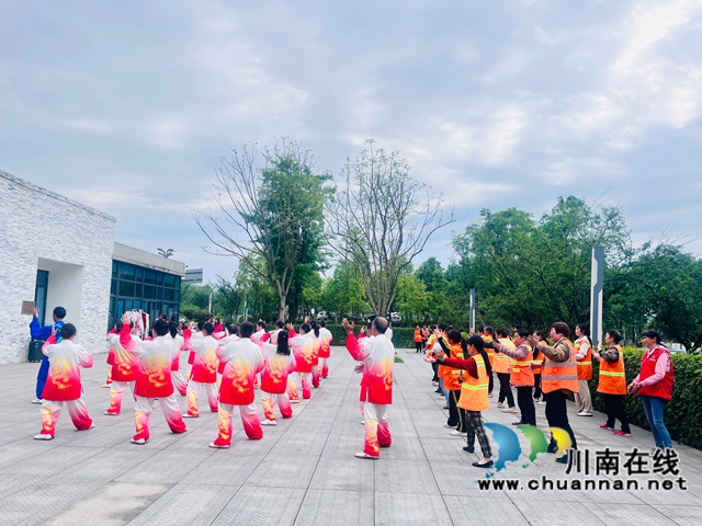 勞動(dòng)者風(fēng)采閃耀社區(qū)共建之光｜瀘縣攝影家協(xié)會(huì)走進(jìn)玉蟾街道朝陽(yáng)社區(qū)開(kāi)展五.一公益攝影活動(dòng)