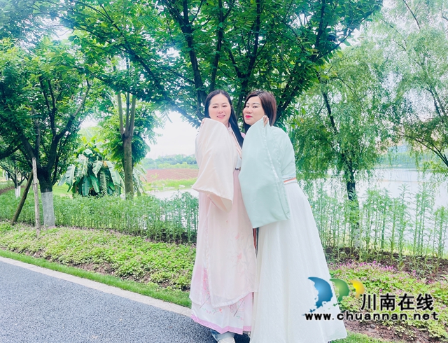 穿漢服留影（龍洪艷攝）.jpg