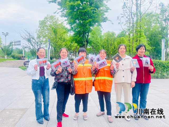 拿到相片后合影（龍洪艷攝）.jpg