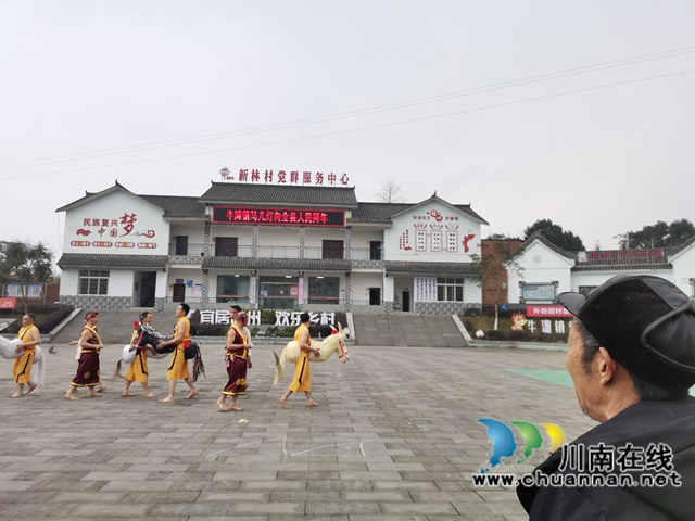 2021年，楊書效指導(dǎo)馬兒燈表演（曾佐然攝）.jpg