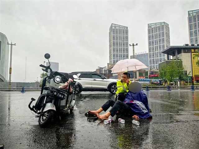 大雨中的內(nèi)江街頭，這把傘感動(dòng)了好多人