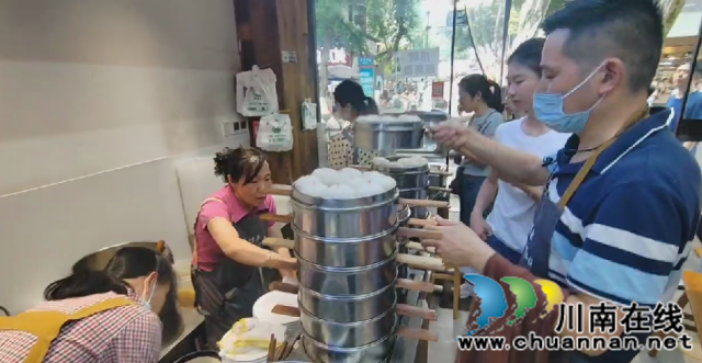 客人排長隊，又吃又打包┃這個五一，瀘州白糕賣瘋了！