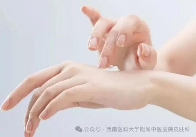 男子雙手像蛇一樣“蛻皮”！