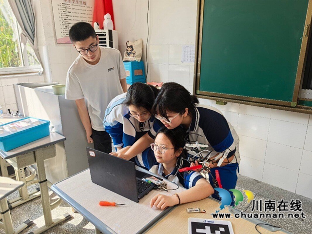 包攬市賽雙冠！合江中學(xué)人工智能競(jìng)賽再創(chuàng)佳績(jī)，多項(xiàng)目晉級(jí)省賽