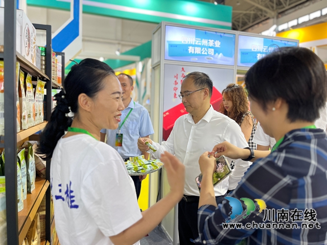 武萬瓊將瀘縣“瀘三桂”龍眼產(chǎn)品帶到吉林長(zhǎng)春參加中國(guó)農(nóng)博會(huì).jpg