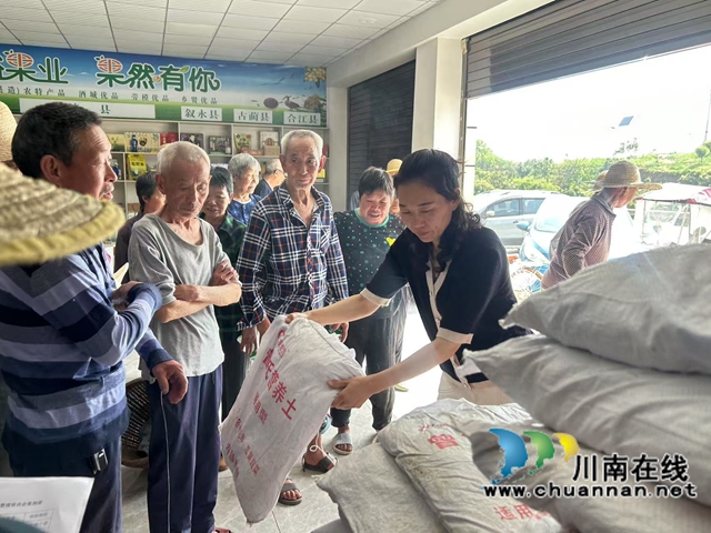 武萬瓊在瀘縣科裕果業(yè)專業(yè)合作社辦公陣地為農(nóng)戶發(fā)放有機(jī)肥.jpg