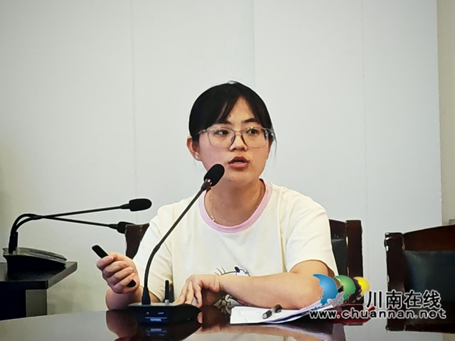 瀘縣市場監(jiān)管局行政審批股干部陳秋言作工商注冊登記流程宣講.jpg