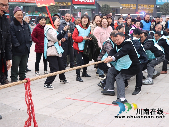 瀘縣組織農(nóng)民工運(yùn)動(dòng)會(huì)拔河比賽.JPG