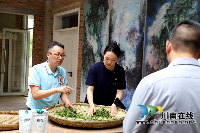 現(xiàn)場手工制茶（陳清攝）.jpg