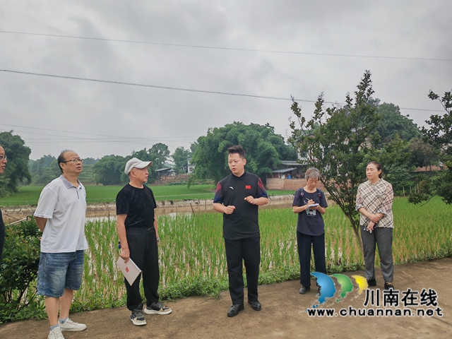 黃楚添（中）向?yàn)o縣老科協(xié)領(lǐng)導(dǎo)介紹基地建設(shè)情況（曾佐然攝）.jpg