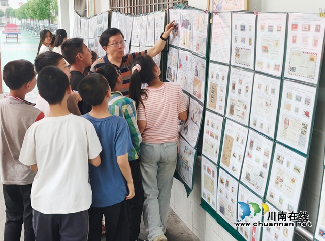 集郵愛好者給學(xué)生們講解郵集內(nèi)容-4.jpg