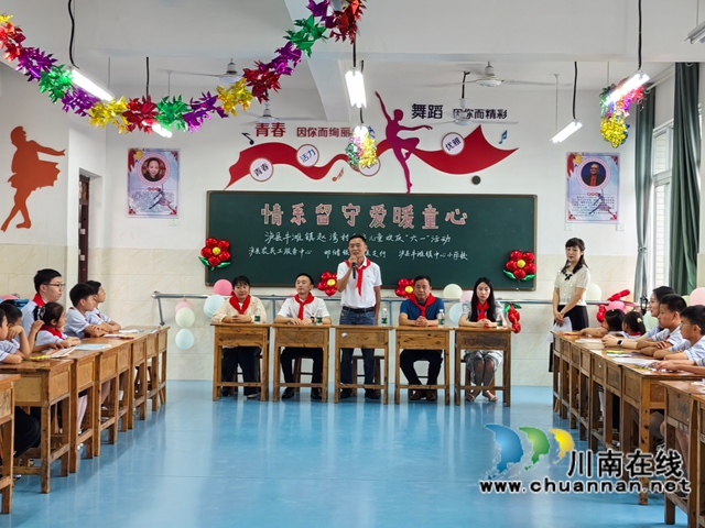 瀘縣農(nóng)民工服務(wù)中心副主任李雪亮在活動開啟儀式上致辭.jpg