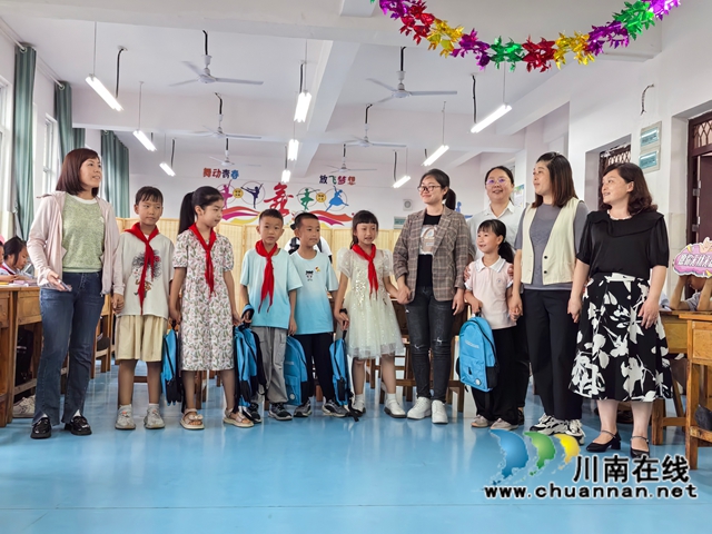 瀘縣牛灘鎮(zhèn)中心小學(xué)教師帶著孩子們一起表演情景劇《電話里的六一禮物》.jpg