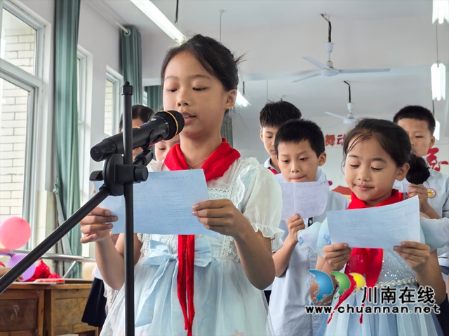 瀘縣牛灘鎮(zhèn)趙灣村的留守孩子們表演朗誦《愛在留守處綻放》.jpg