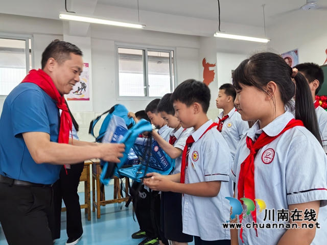 瀘縣牛灘鎮(zhèn)中心小學(xué)校長劉玉權(quán)為孩子們送上節(jié)日禮物.jpg