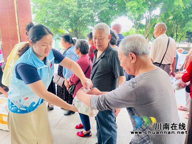 贈(zèng)送慰問品（龍洪艷攝）.jpg