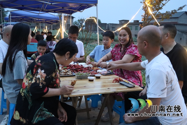 品嘗龍蝦美食（李桂漣攝）.jpg