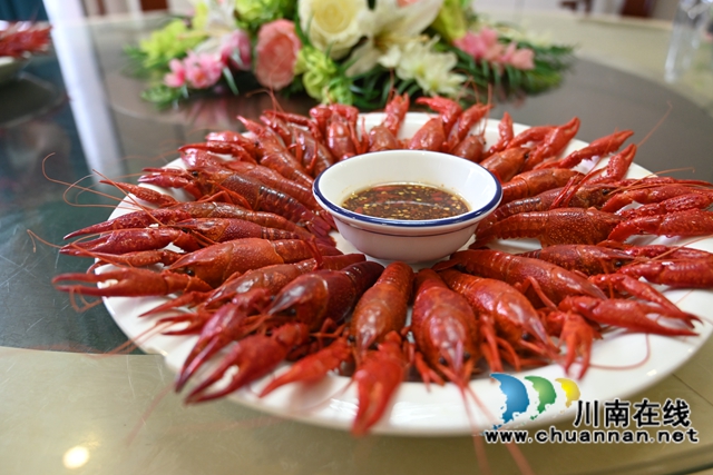 做好的水果小龍蝦（李騰攝）.jpg