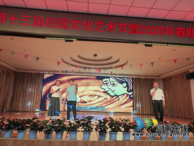 師生合唱《每當我走過教師窗前》（曾佐然攝）.jpg