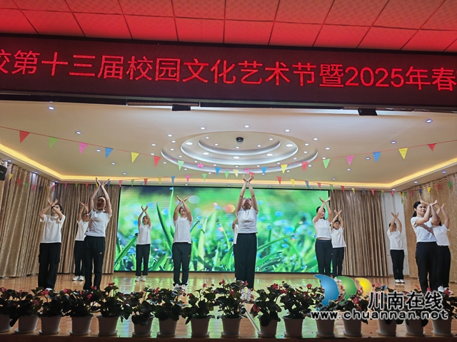 教師表演《把未來點亮》（曾佐然攝）.jpg