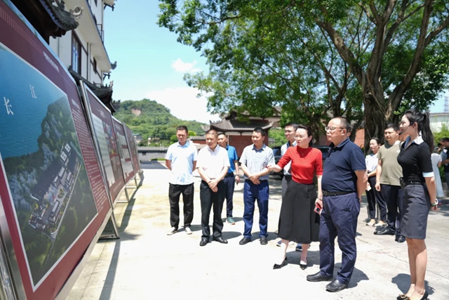 瀘州市人民政府副市長任曉波蒞臨佳樂酒業(yè)調(diào)研
