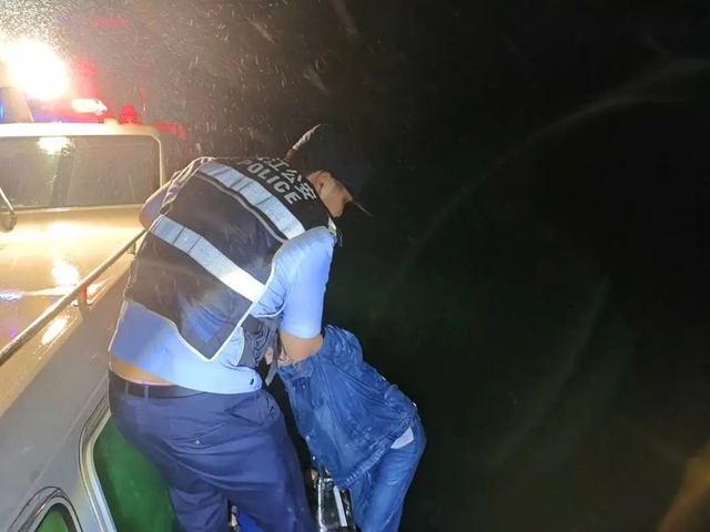 男子凌晨跳江后悔，暴雨中漂流10公里后被瀘州民警救起