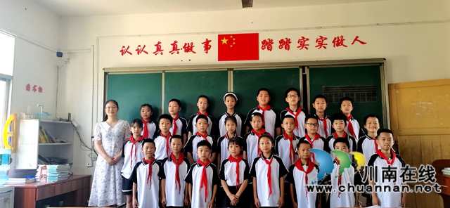 愛心校服捐贈，情暖山區(qū)學(xué)子｜民建納溪區(qū)基層委員會為馬橋小學(xué)捐贈