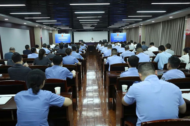 龍馬潭區(qū)法院院長孫帥為全區(qū)政法干警作法治授課