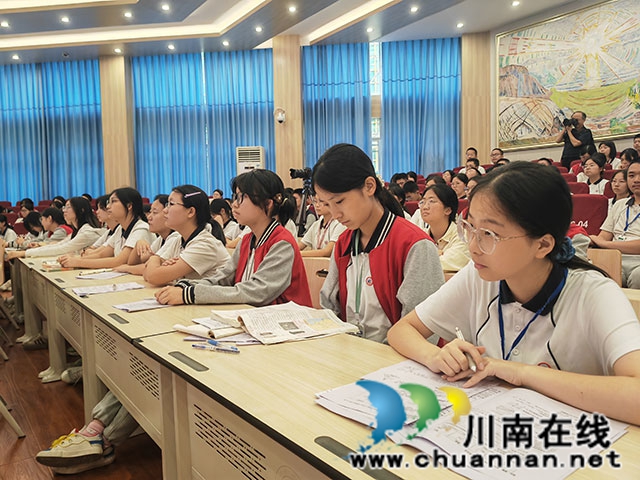 瀘縣二中文學(xué)少年聆聽文學(xué)創(chuàng)作分享（曾佐然攝）.jpg
