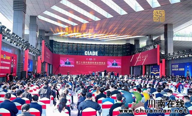 酒博會(huì)期間可以參與-“-烹香瀘州”-品鑒會(huì)、尋找民間好舌頭、酒博嘉年華活動(dòng)，也可欣賞-“酒博狂歡”街頭文藝表演.jpg