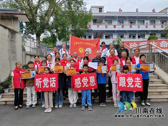 劉春蓮（左一）參加聽(tīng)黨話(huà)跟黨走活動(dòng)（陰通群攝）.jpg