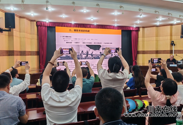 會(huì)員們紛紛拍攝留影（黃蓉?cái)z）.jpg