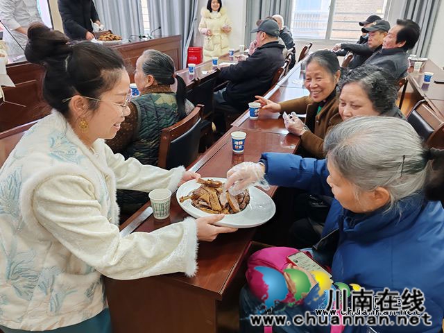 2、2025年2月25日，非遺技藝“老鹵匠·肖鴨子”帶著傳承120年的鹵菜技藝走進江陽區(qū)北城街道報恩塔社區(qū).jpg