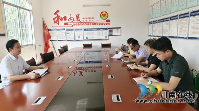 圖1：牟光彬和村兩委干部學(xué)習(xí)中央八項(xiàng)規(guī)定.jpg