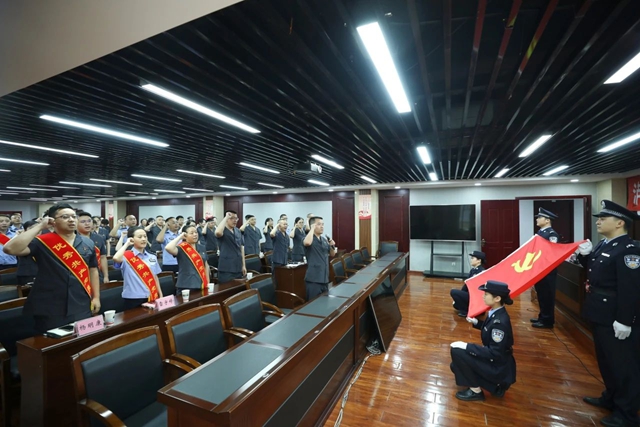 賡續(xù)前行守初心 奮楫爭先啟新程 | 龍馬潭區(qū)法院召開“七一”表彰大會