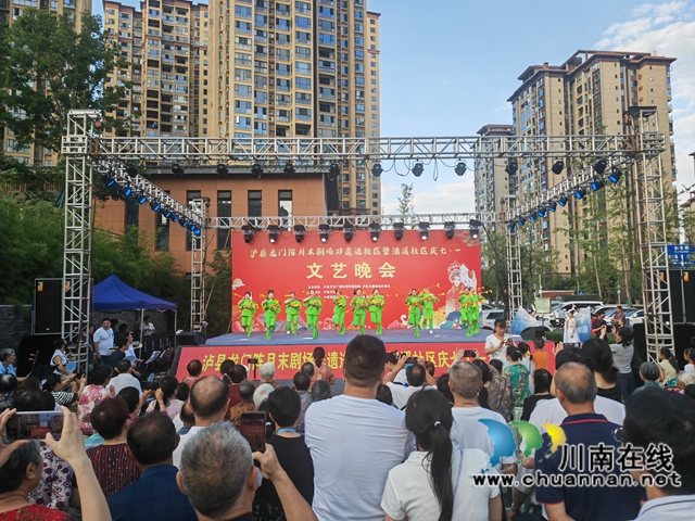 瀘縣龍門陣月末劇場非遺進(jìn)社區(qū)暨清溪社區(qū)慶七一文藝晚會（曾佐然攝）.jpg