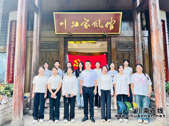 七一獻禮暖夕陽 川江家風潤心田｜瀘縣玉蟾街道青年學子以助老實踐、家風學習慶祝黨的生日