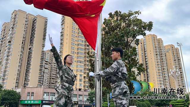 升旗（龍洪艷攝）.jpg