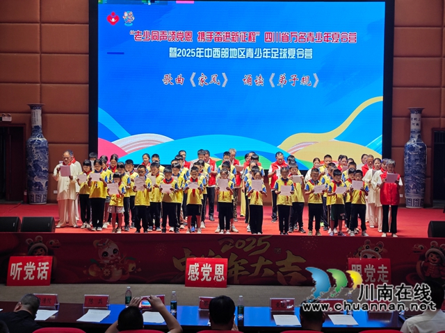 老少同唱《家風(fēng)》歌（李騰攝）.jpg