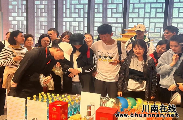 瀘州老窖酒傳統(tǒng)釀制技藝體驗(yàn)展示區(qū).jpg