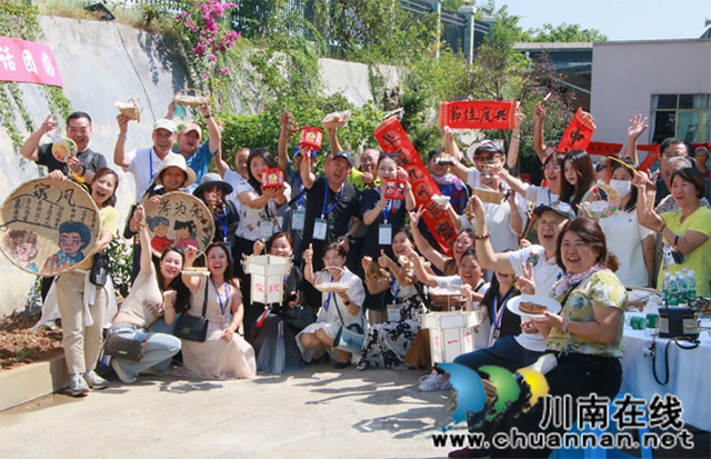 瀘州市納溪區(qū)紀(jì)委監(jiān)委組織廣大黨員干部群眾寫“廉”字，在潛移默化中增強(qiáng)廉潔自律意識(shí)。.jpg