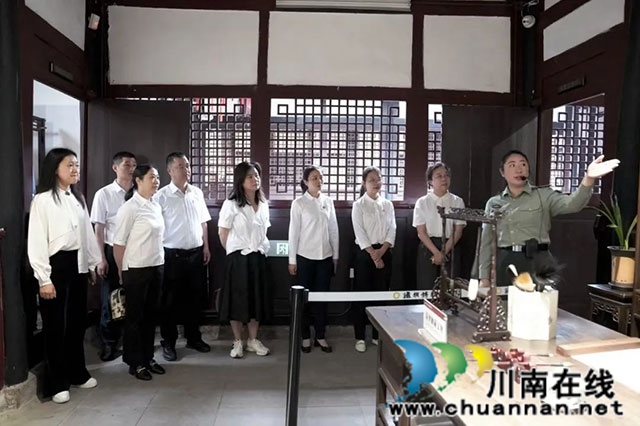 黨員干部在朱德舊居陳列館參觀，接受廉潔教育。.jpg
