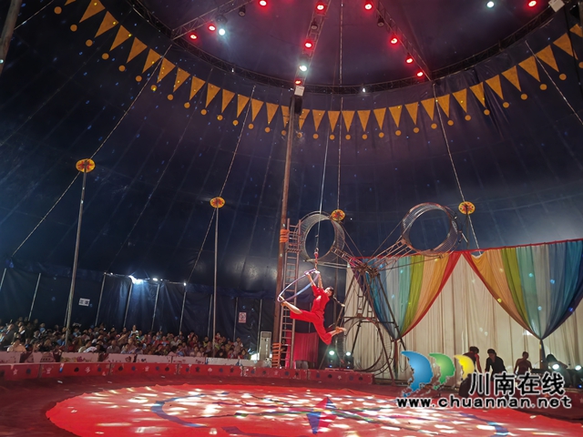 雜技《高空吊環(huán)》（曾佐然攝）.jpg