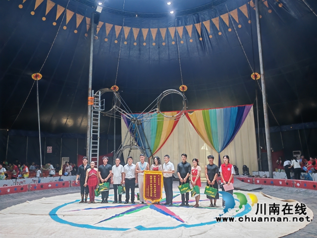 贈(zèng)送錦旗（曾佐然攝）.jpg