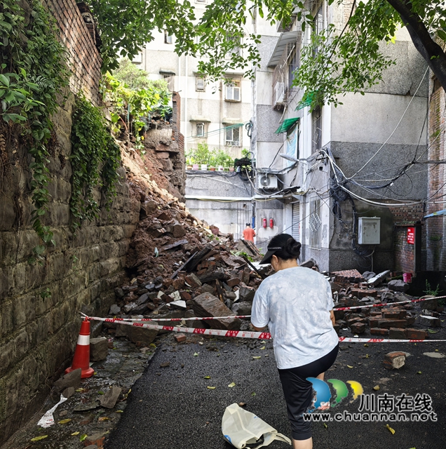 回龍灣社區(qū)暴雨災(zāi)后安全巡查.jpg