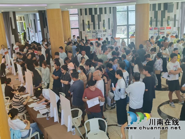 瀘縣招聘會現(xiàn)場（趙銘巧攝）.jpg