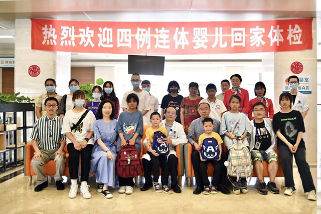 用愛(ài)心澆灌的兩對(duì)連體“姐妹花”，長(zhǎng)大后選擇“醫(yī)”路追隨~