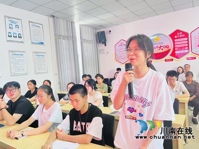 學(xué)生代表提問（龍洪艷攝）.jpg