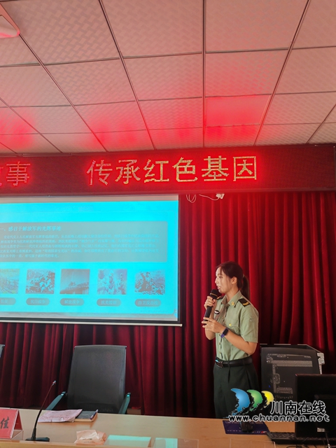 退役在校大學(xué)生代表徐佳講故事（曾佐然攝）.jpg