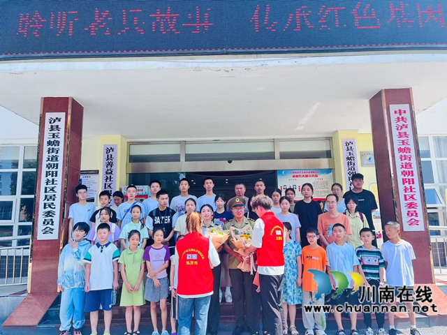 為老兵獻(xiàn)花，合影留念（龍洪艷攝）.jpg